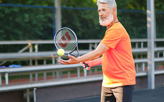 What are the differences between pickleball and racquetball?